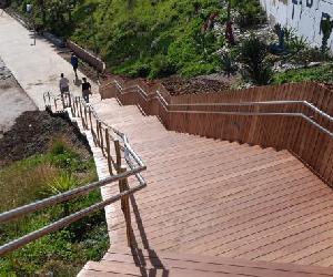 https://imagenes.20minutos.es/files/image_656_370/uploads/imagenes/2020/01/29/escalera-de-acceso-la-playa-en-el-paseo-maritimo-de-torrequebrada.jpeg