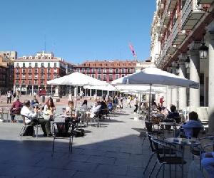 https://imagenes.20minutos.es/files/image_656_370/uploads/imagenes/2020/06/02/una-de-las-terrazas-de-la-plaza-mayor-de-valladolid-este-lunes-25-de-mayo.jpeg