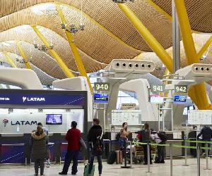 https://imagenes.20minutos.es/files/image_990_v3/uploads/imagenes/2021/04/02/archivo-interior-de-la-terminal-t4-del-aeropuerto-adolfo-suarez-madrid-barajas-el-mismo-dia-en-que-se-restringen-los-vuelos-procedentes-de-brasil-y-sudafrica-en-madrid-espana-a-3-de-febrero-de-2021-esta-restr.jpeg