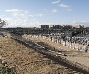 https://imagenes.20minutos.es/files/image_990_v3/uploads/imagenes/2022/06/09/limpieza-de-terrenos-realizada-en-la-zona-del-cementerio-de-la-almudena-madrid.jpeg