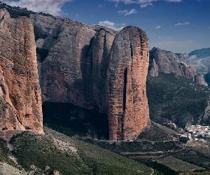 https://imagenes.heraldo.es/files/og_thumbnail/uploads/imagenes/2021/11/10/mallos-de-riglos-2-2021-04-22-15-06-28.jpeg
