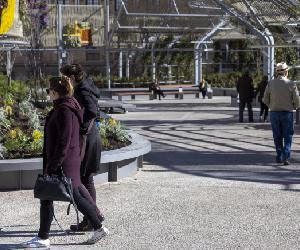 https://imagenes.heraldo.es/files/article_default_content/uploads/imagenes/2023/04/06/varios-zaragozanos-pasean-por-el-interior-de-la-renovada-plaza-de-salamero.jpeg