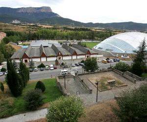 https://imagenes.heraldo.es/files/image_990_v1/uploads/imagenes/2010/11/24/_vista_de_la_antigua_pista_de_hielo_de_jaca_2c57d2a7.jpg