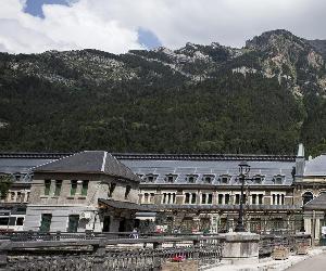 https://imagenes.heraldo.es/files/image_990_v1/uploads/imagenes/2019/04/29/estacion-de-canfranc.jpeg