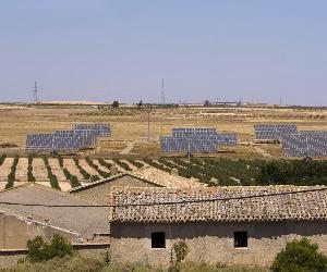 https://imagenes.heraldo.es/files/image_990_v1/uploads/imagenes/2019/08/06/imagen-de-archivo-de-una-planta-fotovoltaica-en-los-montes-aragoneses.jpeg