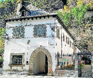 https://imagenes.heraldo.es/files/image_990_v1/uploads/imagenes/2019/12/06/el-albergue-ocupara-este-edificio-de-1945-que-servia-de-casa-al-parroco-del-pueblo.jpeg