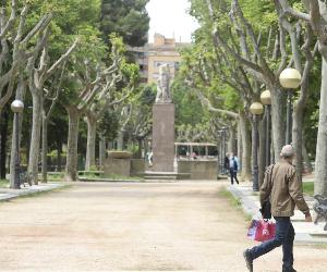 https://imagenes.heraldo.es/files/image_990_v1/uploads/imagenes/2020/05/12/vial-entre-la-calle-del-parque-el-monumento-a-los-caidos-en-el-parque-miguel-servet.jpeg