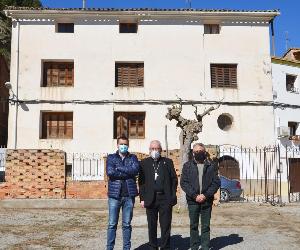 https://imagenes.heraldo.es/files/image_990_v1/uploads/imagenes/2021/04/01/el-alcalde-y-los-responsables-municipales-en-el-antiguo-patio-donde-se-construiran-los-apartamentos-tutelados.jpeg