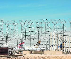 https://imagenes.heraldo.es/files/image_990_v1/uploads/imagenes/2022/06/11/la-estructura-metalica-del-hangar-para-a380-se-construye-con-piezas-fabricadas-en-guipuzcoa.jpeg