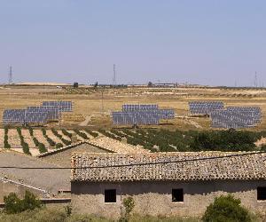 https://imagenes.heraldo.es/files/image_990_v1/files/fp/uploads/imagenes/2019/08/06/imagen-de-archivo-de-una-planta-fotovoltaica-en-los-montes-aragoneses.r_d.1752-1168-3175.jpeg