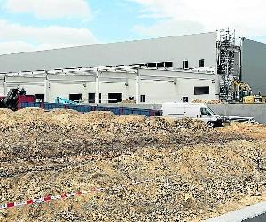 https://imagenes.heraldo.es/files/image_990_v1/files/fp/uploads/imagenes/2021/05/02/obras-de-la-nueva-nave-de-amazon-en-plaza.r_d.649-303.jpeg
