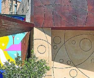 https://imagenes.heraldo.es/files/image_990_v3/files/fp/uploads/imagenes/2021/08/15/en-el-solar-ubicado-en-la-confluencia-de-la-plaza-de-espana-con-la-calle-de-las-gradas-se-ha-levantado-este-conjunto-arquitectonico-incluye-un-mural-de-la-aragonesa-harsa-pati.r_d.378-439-13095.jpeg