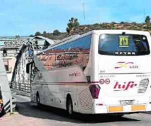 https://imagenes.heraldo.es/files/image_990_v3/files/fp/uploads/imagenes/2021/10/16/el-puente-de-hierro-se-convierte-en-un-embudo-de-la-a-231-a-su-paso-por-valderrobres.r_d.575-415.jpeg