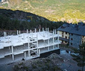 https://imagenes.heraldo.es/files/image_990_v3/files/fp/uploads/imagenes/2023/04/04/imagen-del-edificio-el-carrascal-en-villanua-cuyas-obras-quedaron-paralizadas-hace-unos-meses.r_d.834-559-7734.png