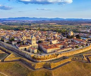 https://images.hola.com/imagenes/viajes/20211029198733/ciudad-rodrigo-pueblo-salamanca/1-14-197/ciudad-rodrigo-salamanca-panoramica-t.jpg?tx=w_680