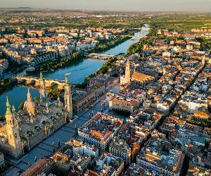 https://img.huffingtonpost.es/files/image_1200_720/uploads/2025/01/22/espectacular-horizonte-de-la-ciudad-de-zaragoza-al-atardecer.jpeg