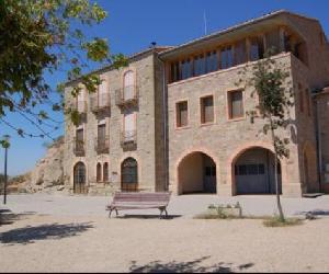 https://media-cdn.tripadvisor.com/media/photo-s/09/85/ba/cf/alberg-de-castelladral.jpg