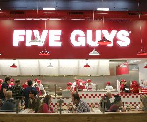 https://media.disneylandparis.com/d4th/es-es/images/n025446_2020dec31_fiveguys-restaurant_16-9_tcm797-162252.jpg