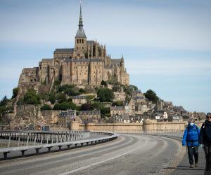 https://medias.liberation.fr/photo/1313675-des-promeneurs-sur-la-route-conduisant-au-mont-saint-michel-le-12-mai-2020-au-lendemain-du-deconfine.jpg?modified_at=1589648404