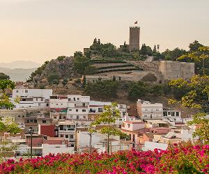 https://mivelezmalaga.com/wp-content/uploads/2017/02/velez-castle-pink-flowers.jpg