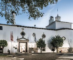 https://paradores.es/sites/default/files/images/Parador%20de%20M%C3%A9rida%2077%20Exteriores.jpg