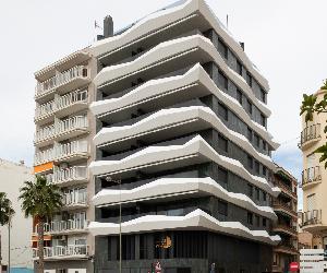 https://projects.porcelanosagrupo.com/images/projects/735/photos/21_ES_RESIDENTIAL_APARTMENTS_SANTA_POLA_ED_LAS_VELAS-17746.jpeg