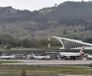 https://s1.ppllstatics.com/elcorreo/www/multimedia/201804/24/media/cortadas/aeropuerto-loiu-kj0-U501709374905DEF-624x385@El%20Correo.jpg