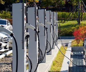 https://s3-eu-central-1.amazonaws.com/cja-blogassets/wp-content/uploads/sites/3/2022/08/08161809/carregamento-de-carros-eletricos.jpg