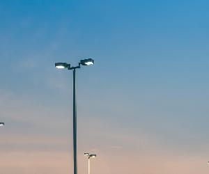 https://smart-lighting.es/wp-content/uploads/2023/05/0-freepik-farola-cuadrada-cielo-blue.jpg