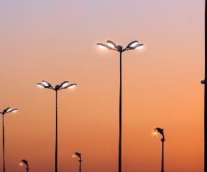 https://smart-lighting.es/wp-content/uploads/2023/05/1-freepik-farolas-luminarias-exterior-cielo-orange.jpg