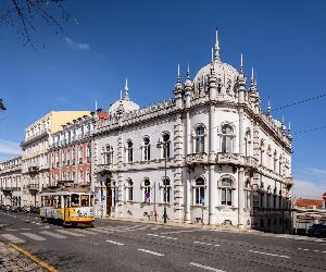 https://st3.idealista.pt/news/arquivos/styles/fullwidth_xl/public/2024-02/images/esquina-manha-1_hi.jpg?VersionId=vpNVCD7_PvjKA5xpYbRM9ycvJfeJQ_WJ&itok=GdDsym5q