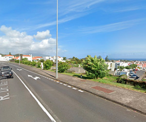 https://static.diarioimobiliario.pt/image/convert/dimo/2025/05/21/rua-dr-vaz-de-medeiros-na-faja-de-baixo-ponta-delgada-682e065862eda538124740.jpg?s=2023767e827f86d861d54d357adff0cc