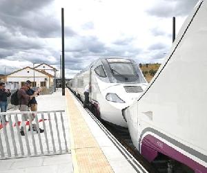 https://static1.hoy.es/www/multimedia/202207/06/media/cortadas/tren-kuPI-U170638841353L3H-624x385@Hoy.jpg