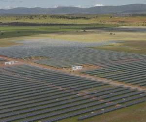 https://static3-sevilla.abc.es/media/sevilla/2019/08/09/s/parque-fotovoltaico-endesa-kAPH--1240x698@abc.jpg