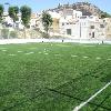 Césped artificial en el campo de fútbol 