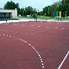 Renovación de las cubiertas en la pista de tenis y la pista polideportiva.